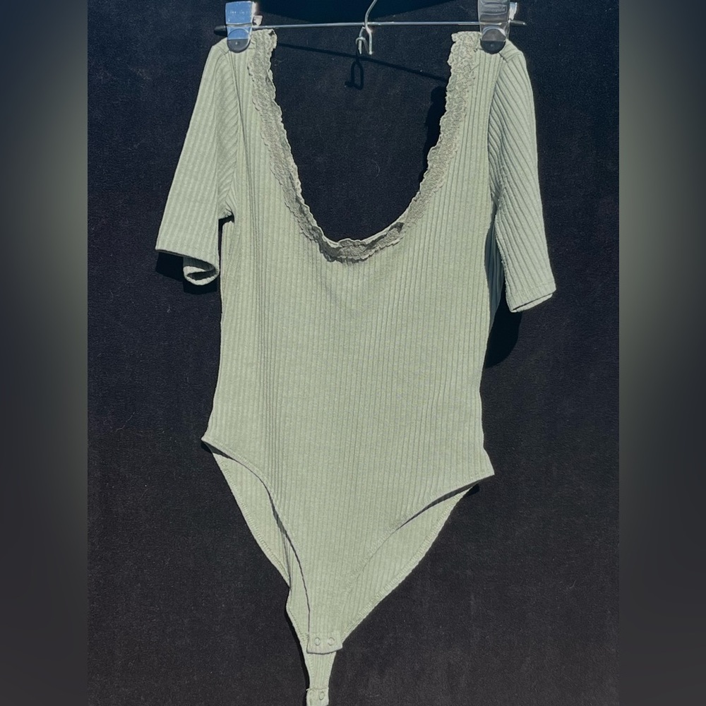 Forever21 Women’s Green Scoop-neck Bodysuit